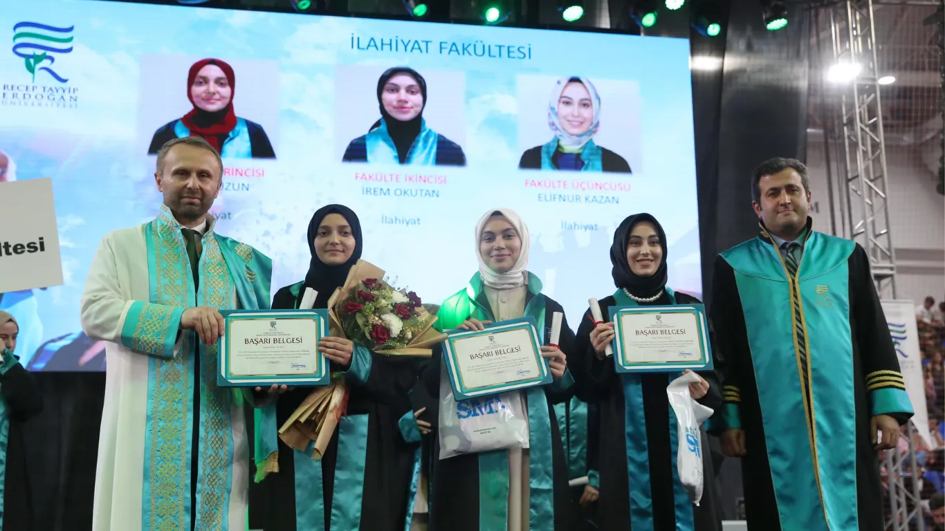 Recep Tayyip Erdoğan Üniversitesinde mezuniyet töreni düzenlendi