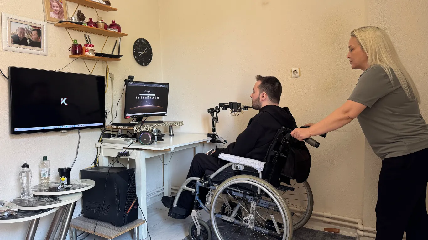 Kayalıklardan denize atlarken felç kalan genç, kendisine internette yeni dünya kurdu