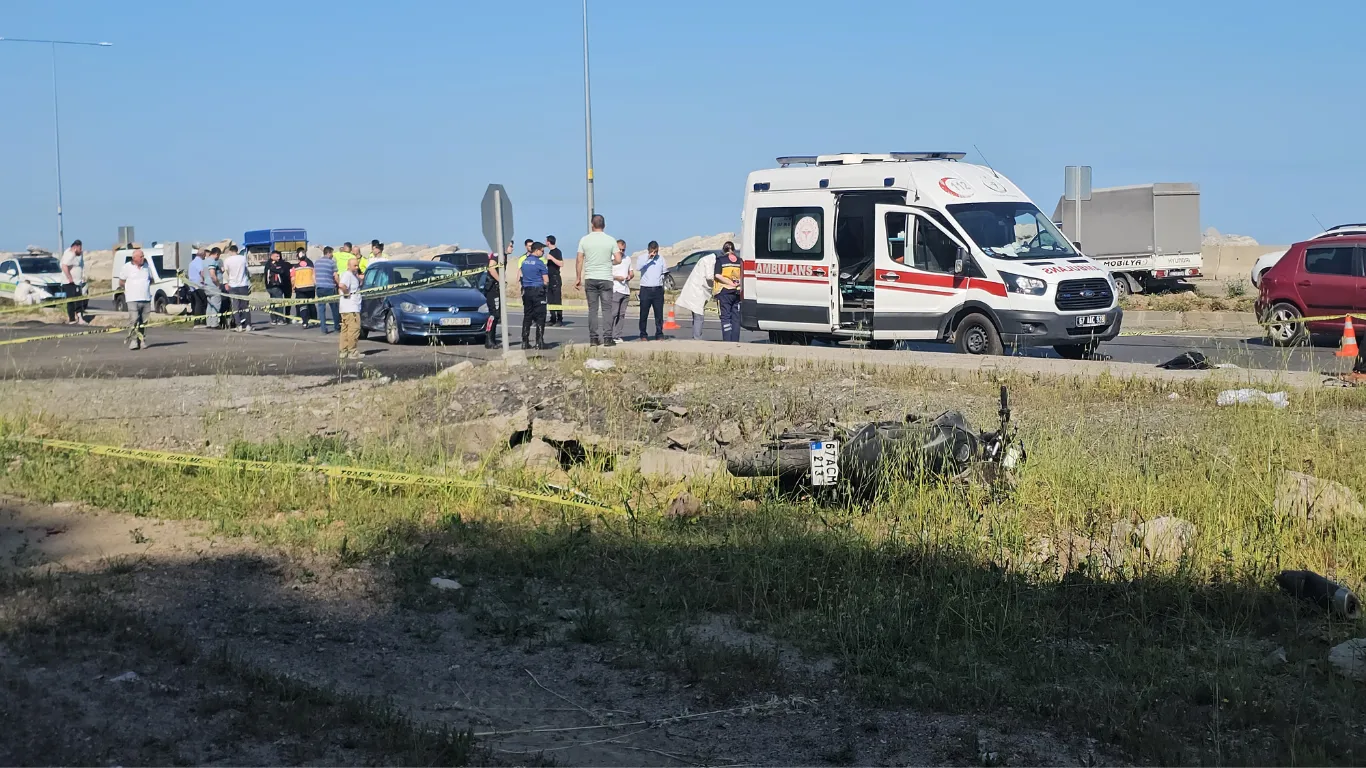 Otomobil ile motosiklet çarpıştı: 2 ölü