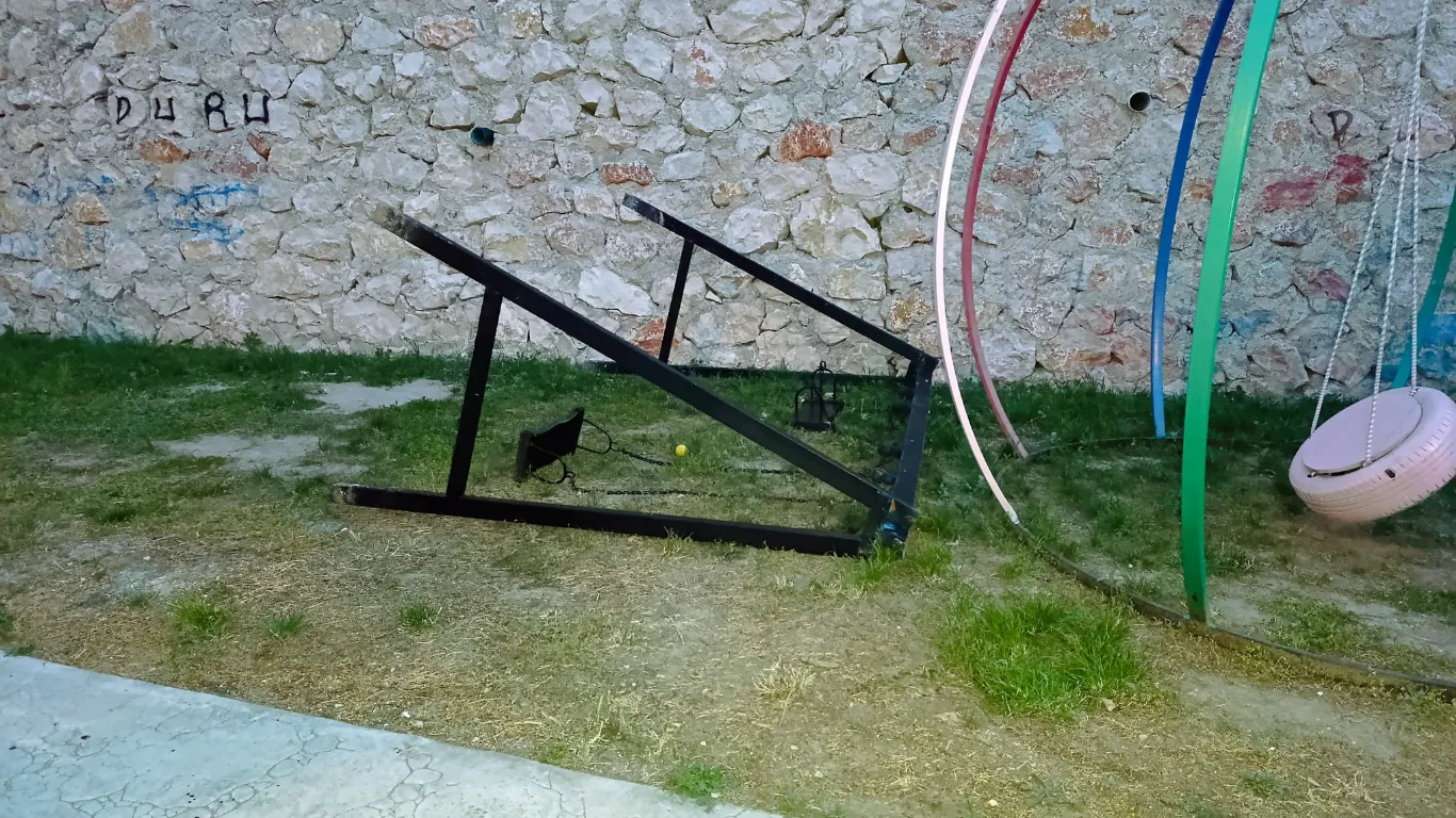 Parkta sallanırken devrilen demir salıncağın altında kalan Yağız hayatını kaybetti