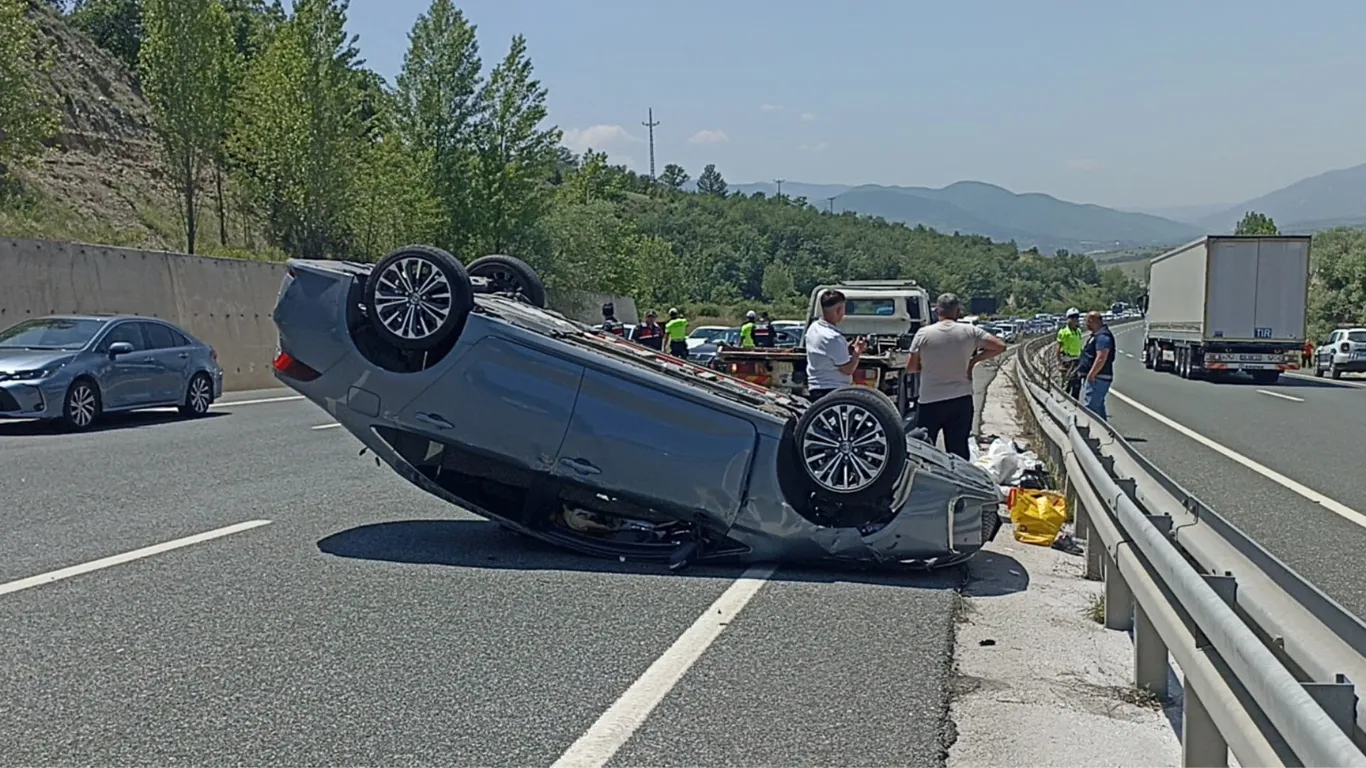 Kastamonu'da TIR'a çarpan otomobil takla attı: 5 yaralı