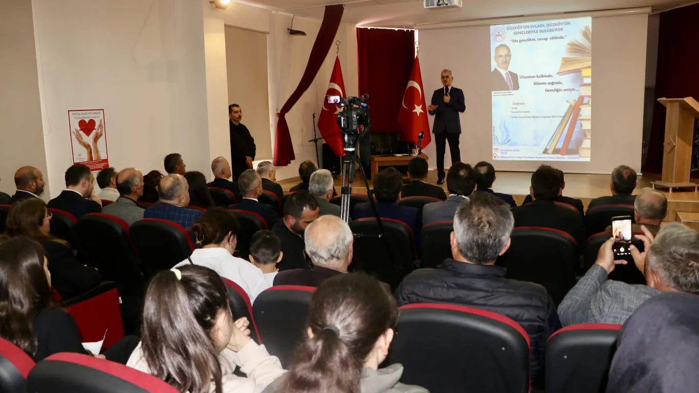 Ulaştırma ve Altyapı Bakanı Uraloğlu, Trabzon'da öğrencilerle söyleşide bir araya geldi