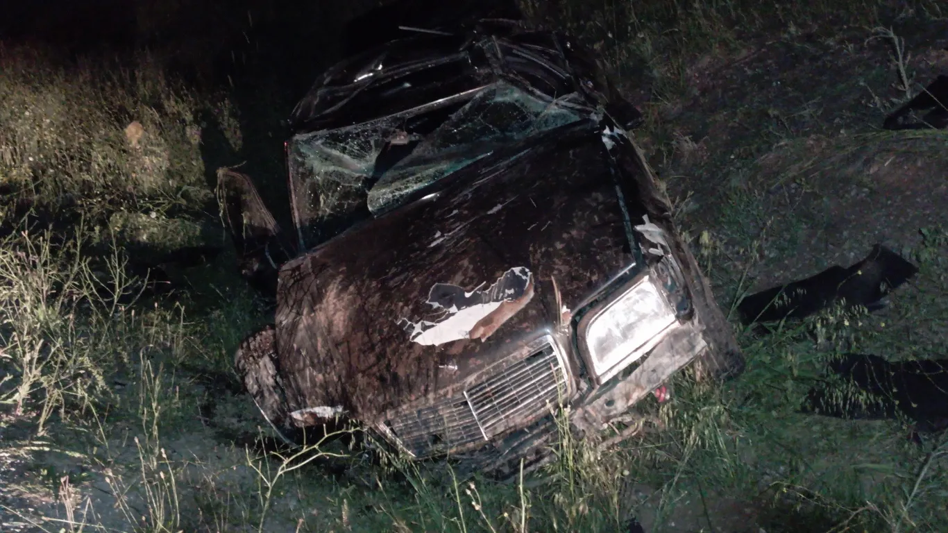 Şarampole devrilen Mercedes kağıt gibi ezildi