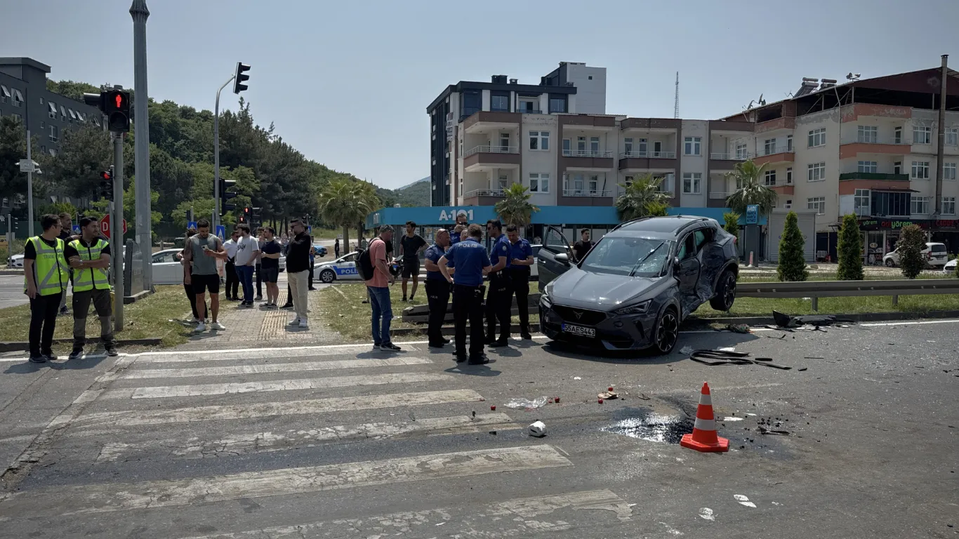 Samsun'da panelvan ile otomobilin çarpıştığı kazada 6 kişi yaralandı