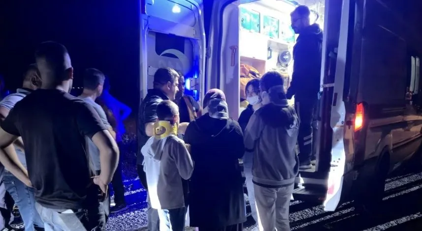 Karapınar'da otomobil beton direğe çarptı: 5 yaralı