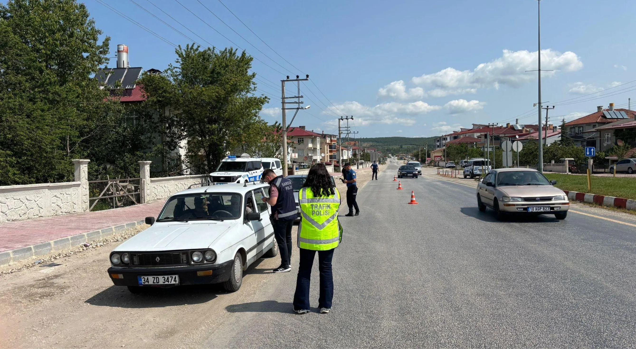 Ladik'te trafik denetiminde sürücülere lokum ikram edildi