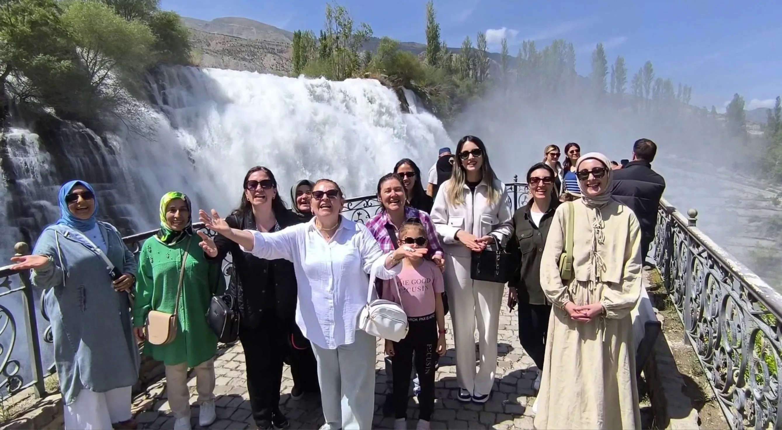 Tortum Şelalesi coştu, ziyaretçi akınına uğradı