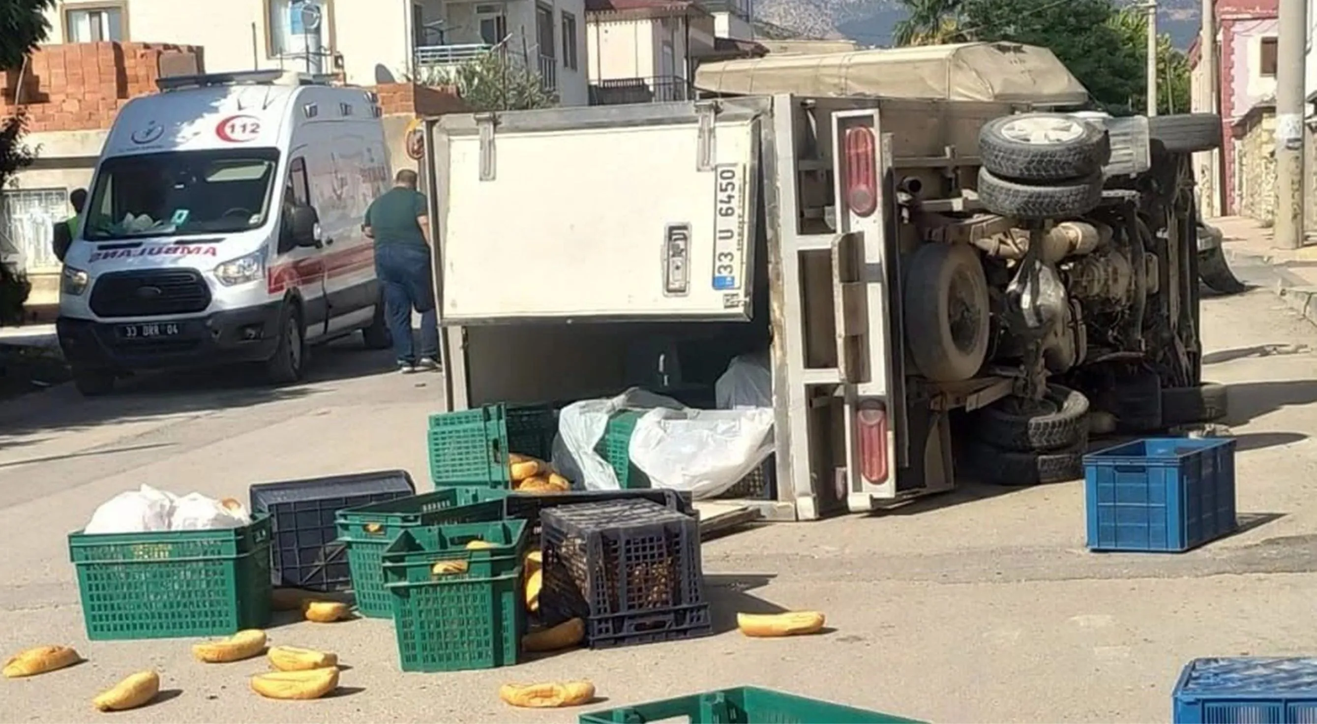 Kamyonetler çarpıştı, sürücülerden biri yaralandı