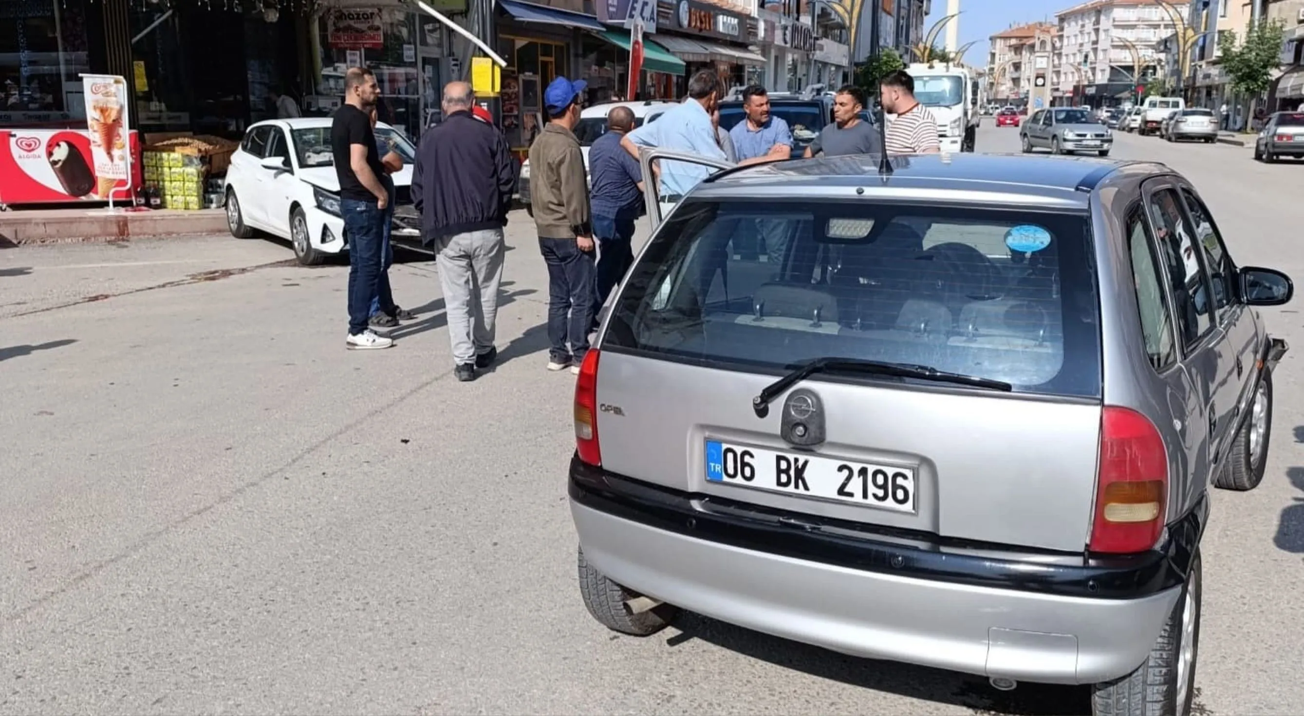 İki otomobil kafa kafaya çarpıştı: 3 yaralı