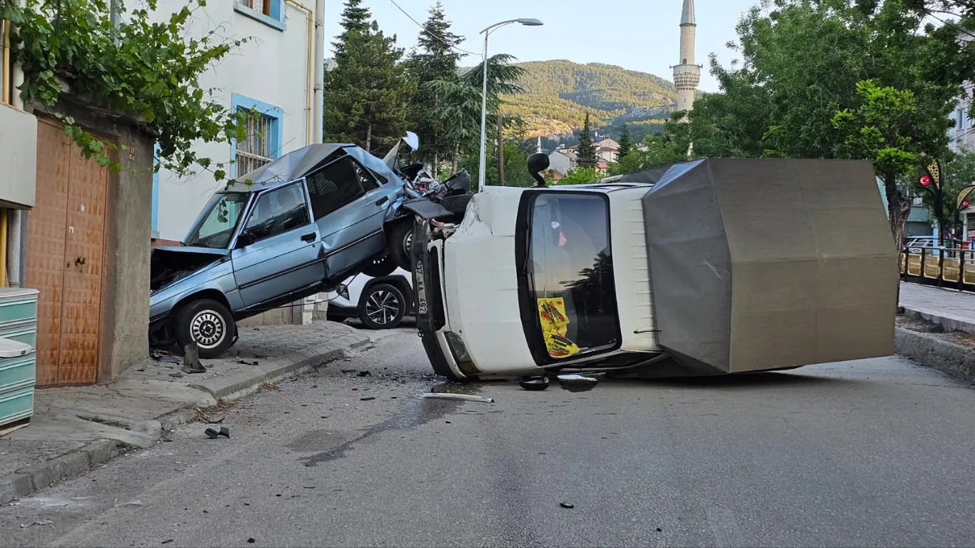 Park halindeki otomobile çarpıp devrilen kamyonetin sürücüsü yaralandı