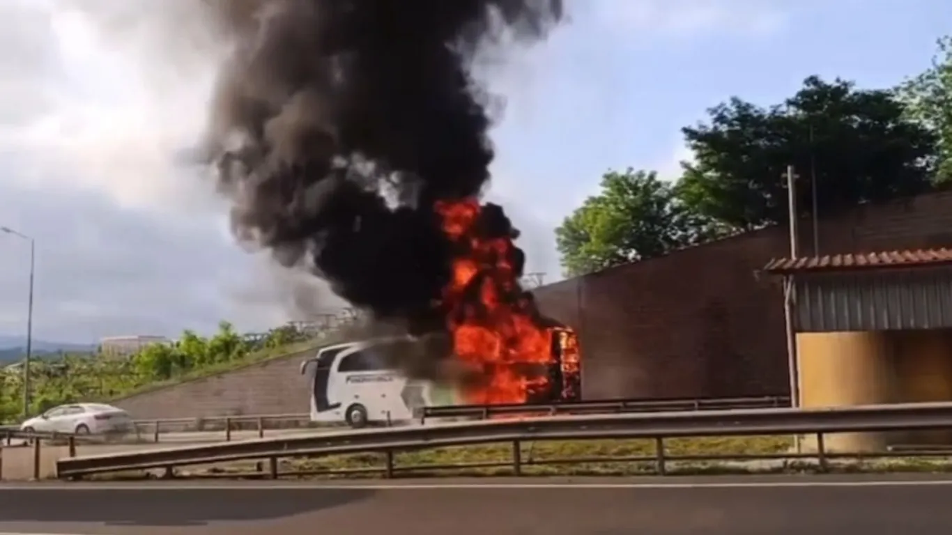 Ordu’da yolcu otobüsü alev alev yandı; olay anı kamerada