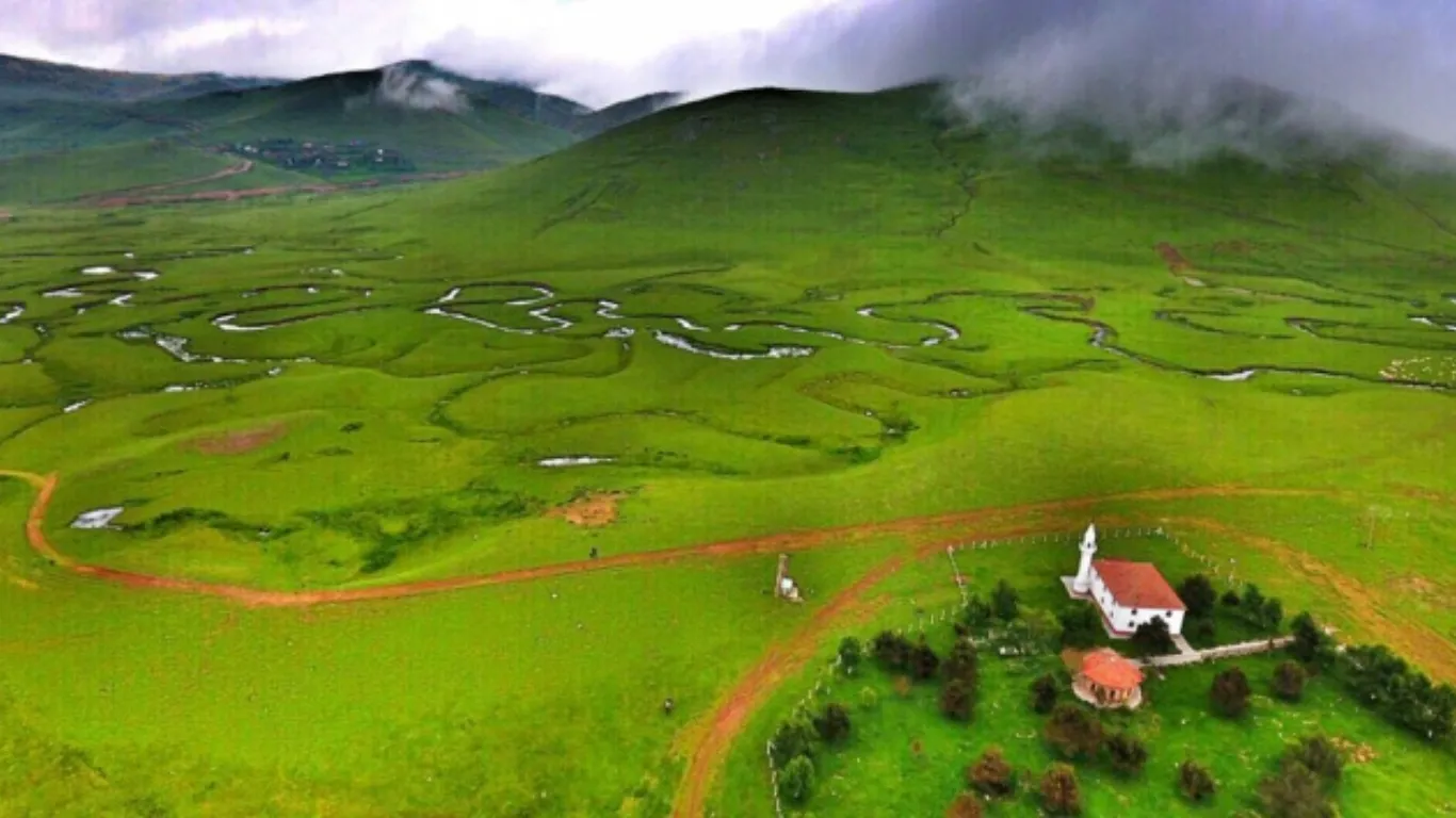 Menderesleriyle ünlü Perşembe Yaylası bayram tatilinde yerli turistlerin akınına uğradı