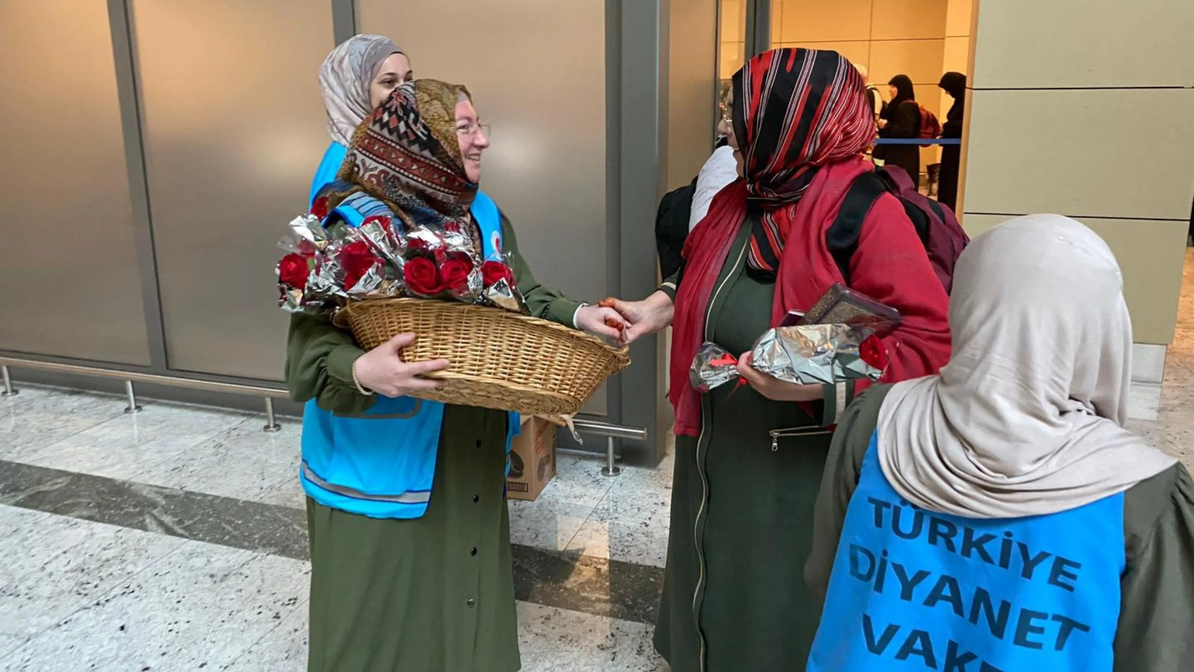 Rize'de hacılar güllerle ve dualarla karşılandı