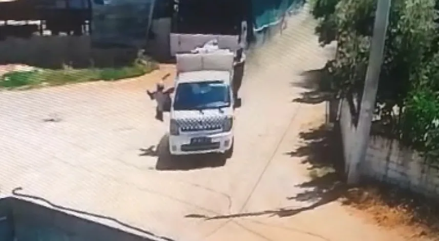 Çöp aracından düşen belediye işçisi hayatını kaybetti