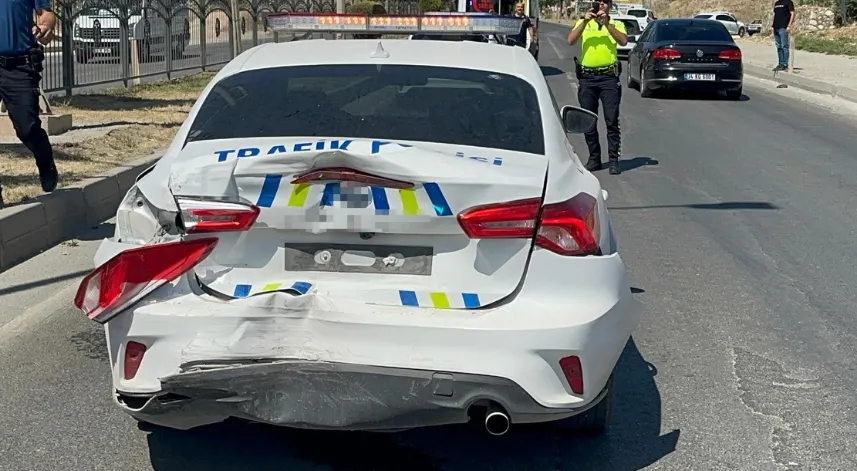 Kamyonet, polis aracına çarptı: 2 polis yaralandı