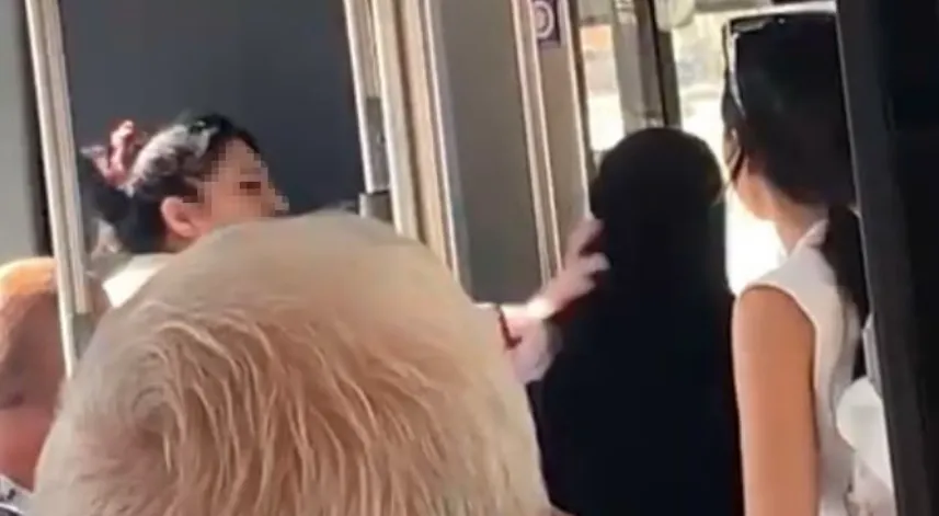 Otobüste tesettürlü kadına hakaret: Arbede yaşandı