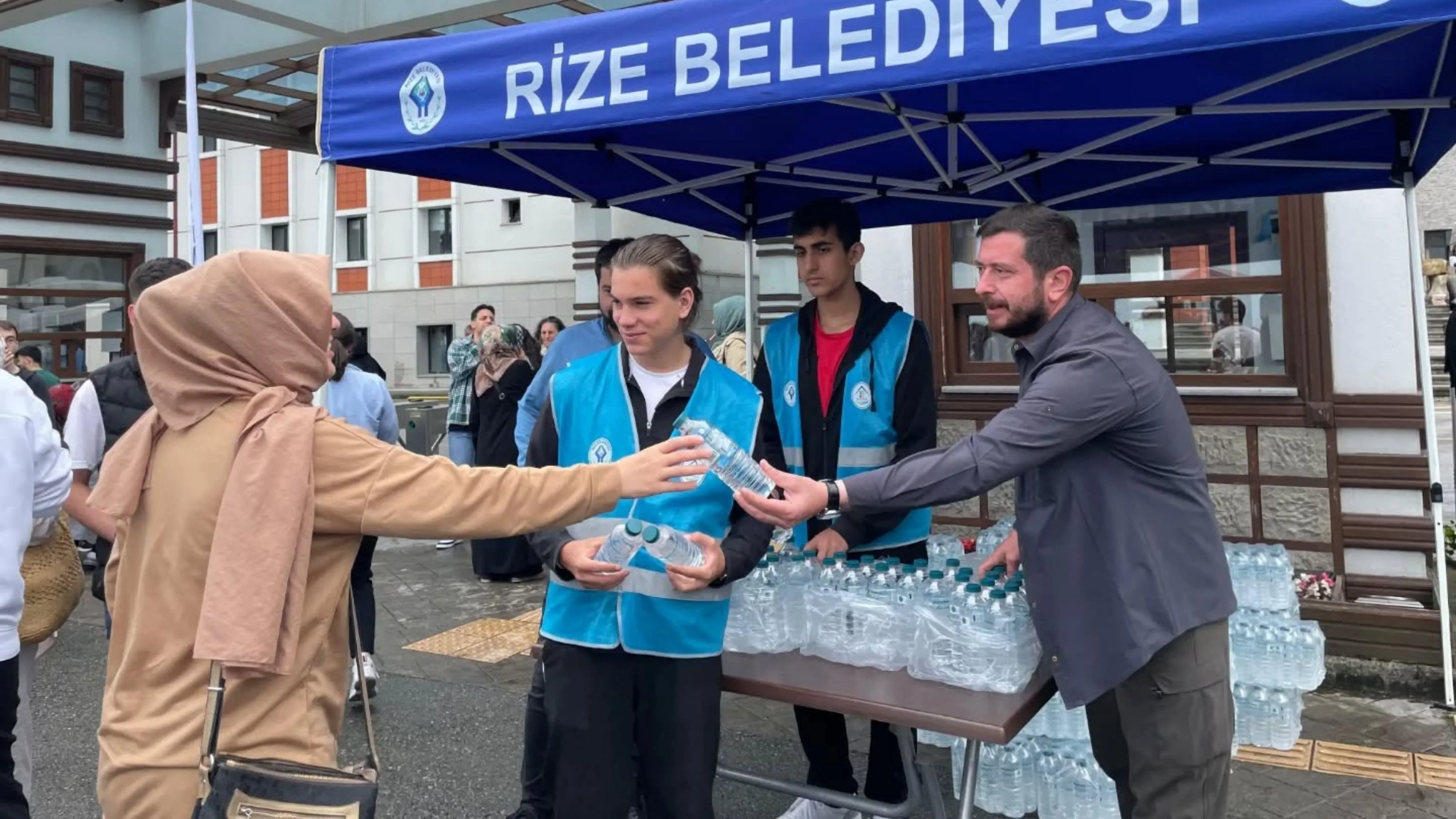 Rize’de Ribegem’den YKS adaylarına ikram desteği