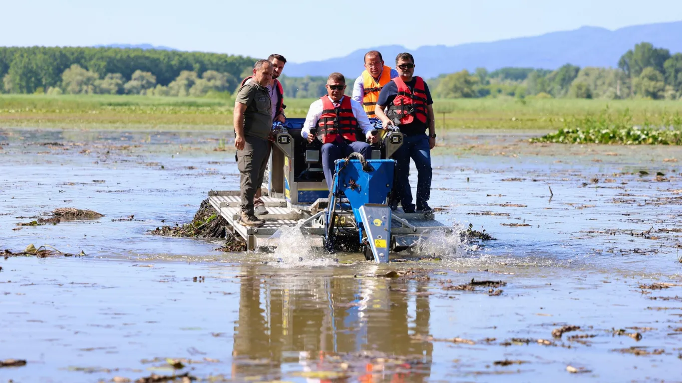 Vali, saz kesme makinesi ile gölü temizledi