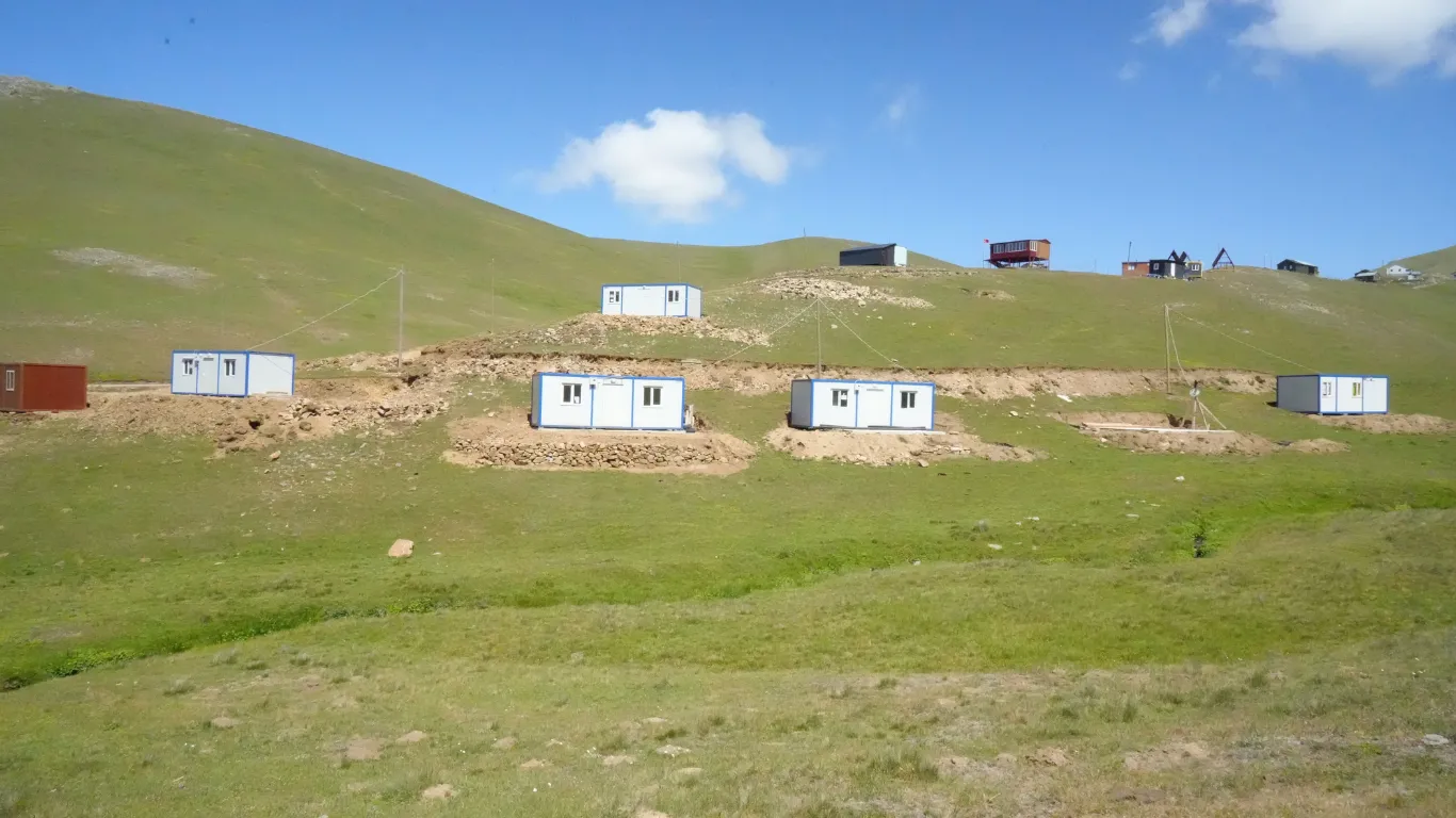 Yaylayı bir gecede konteynerler ile doldurdular