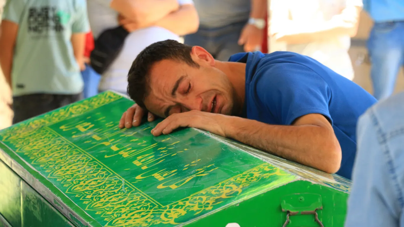 Kazada ölen 3 yaşındaki Efe toprağa verildi; acılı baba ayakta zor durdu