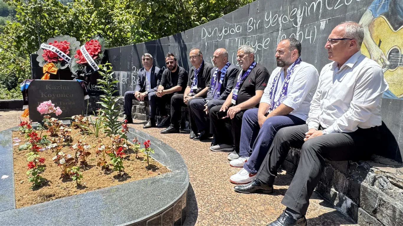 Karadenizli sanatçı Kazım Koyuncu, vefatının 20. yılında mezarı başında anıldı