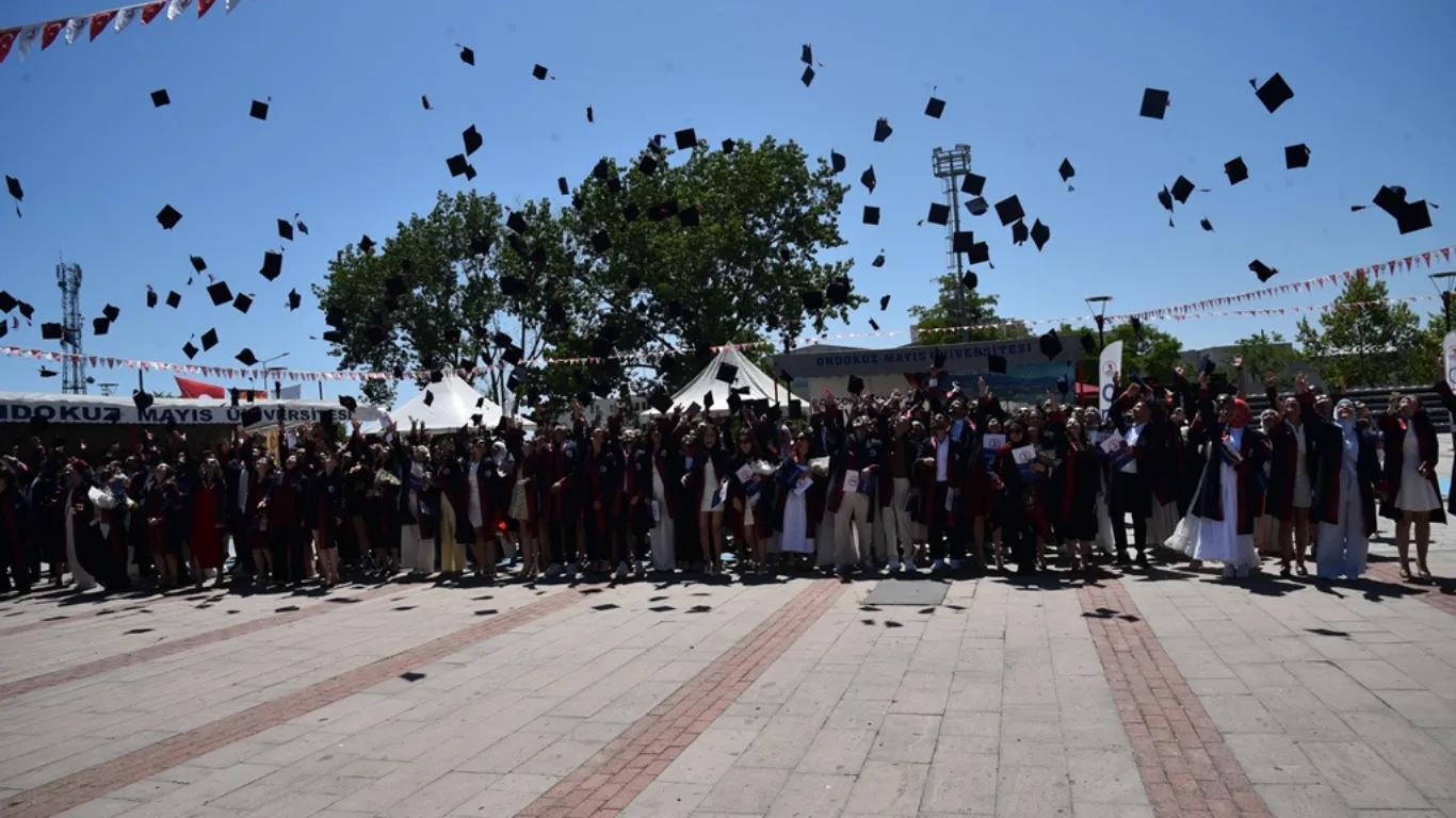 OMÜ İİBF’de mezuniyet sevinci