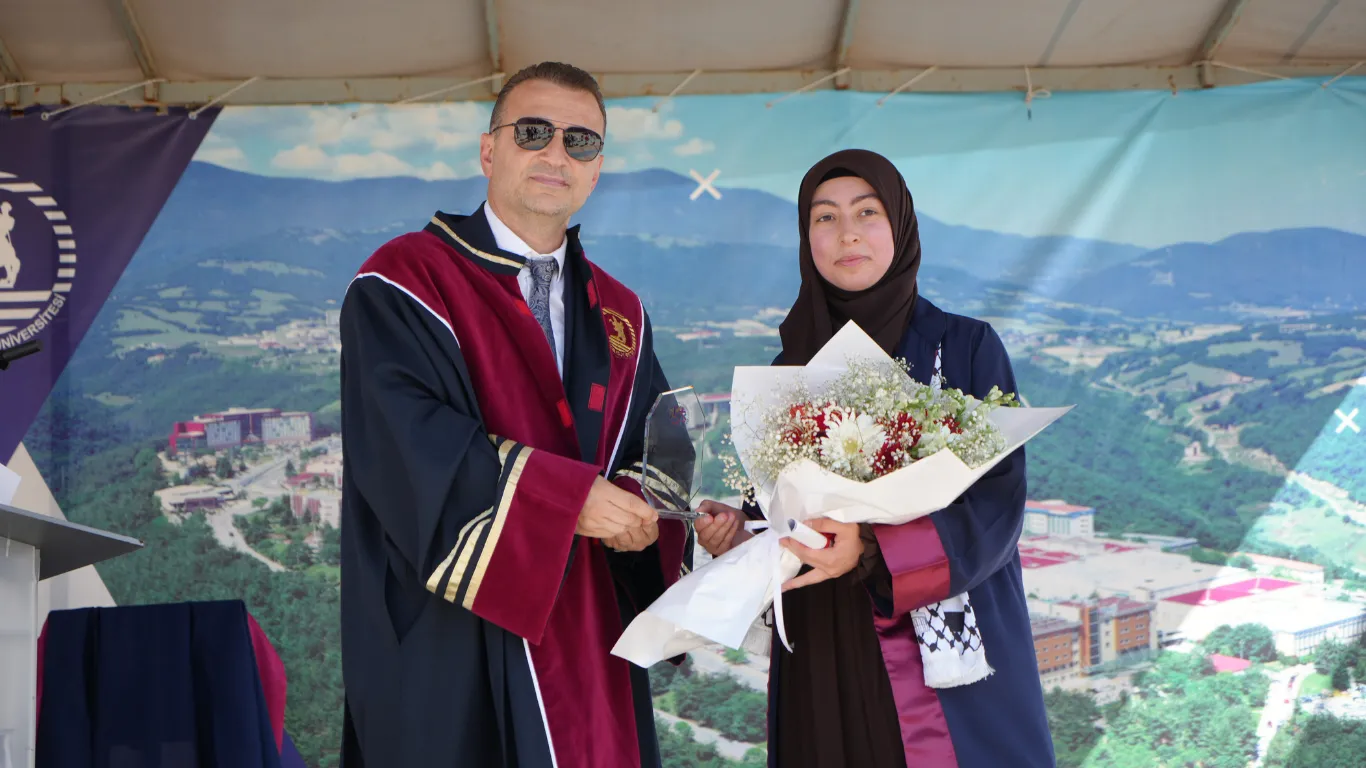 Hem hafız oldu hem fakülteyi birincilikle bitirdi