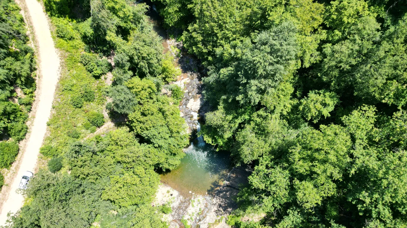 Küre Dağları Milli Parkı'nın eteğindeki Gölderesi Şelalesi dron ile görüntülendi