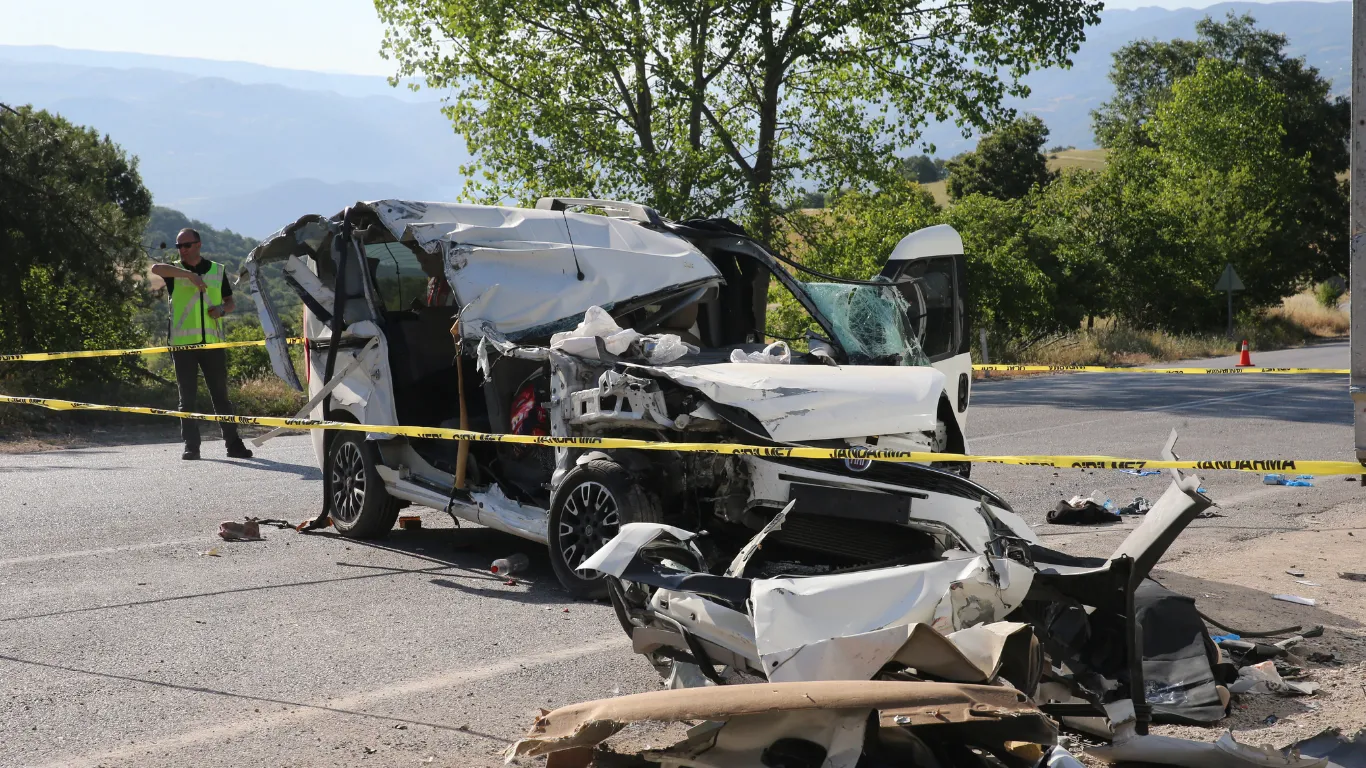 Tokat'ta park halindeki kamyona çarpan araçtaki 2 kişi öldü, 3 kişi yaralandı