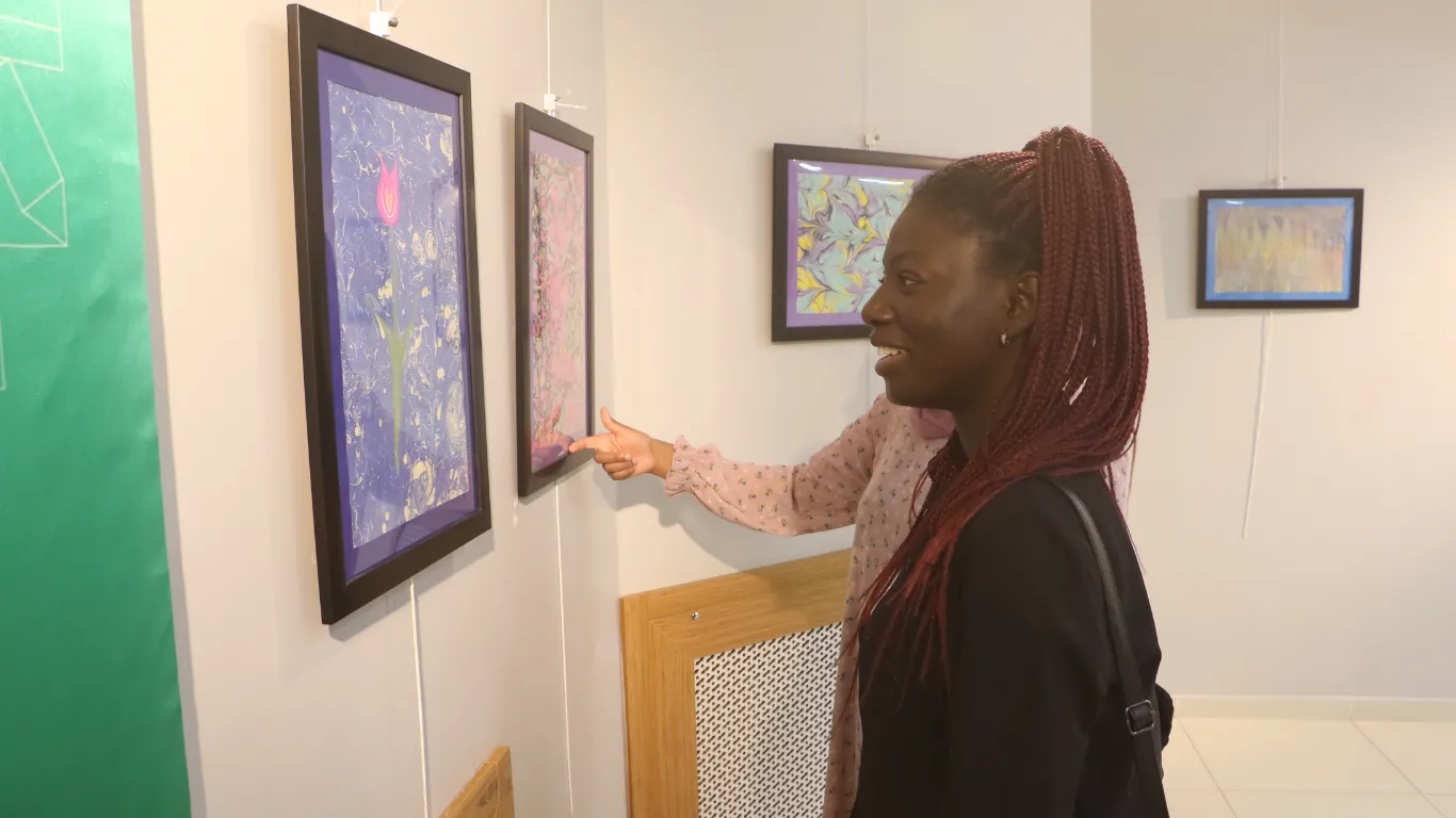 Uluslararası öğrencilerden Ebru sergisi