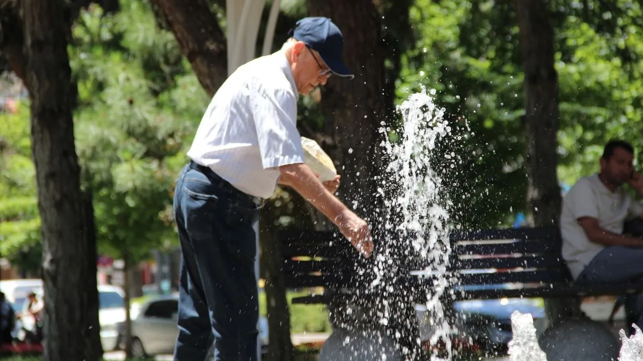 Sıcaktan bunalan vatandaşlar soluğu parklarda aldı