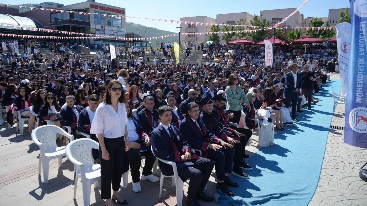 440 genç mühendisin mezuniyet coşkusu