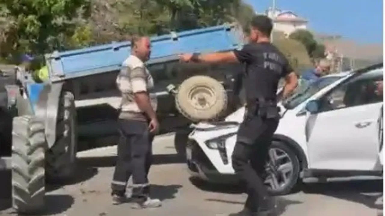 Otomobil traktöre arkadan çarptı