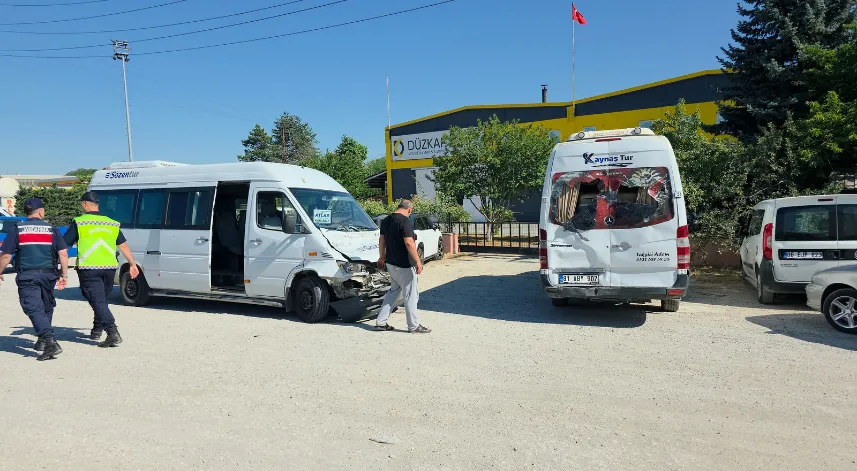 İşçi servis minibüsleri çarpıştı; 8 yaralı