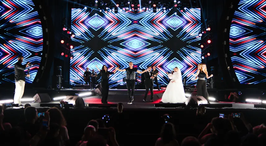 Haluk Levent, yeni evli çiftle sahnede çiftetelli oynadı, balayı sözü verdi