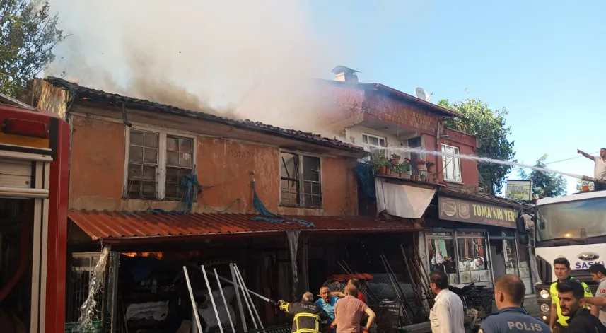 Samsun'da fırında çıkıp evlere de sıçrayan yangın korkuttu
