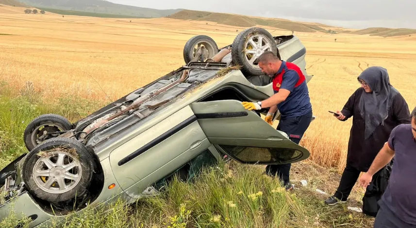Yağmurun kayganlaştırdığı yolda otomobil takla attı: 3 yaralı