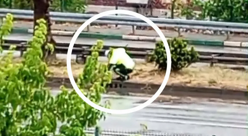 Yağış sonrası tıkanan rögarı açan polis örnek bir davranış sergiledi