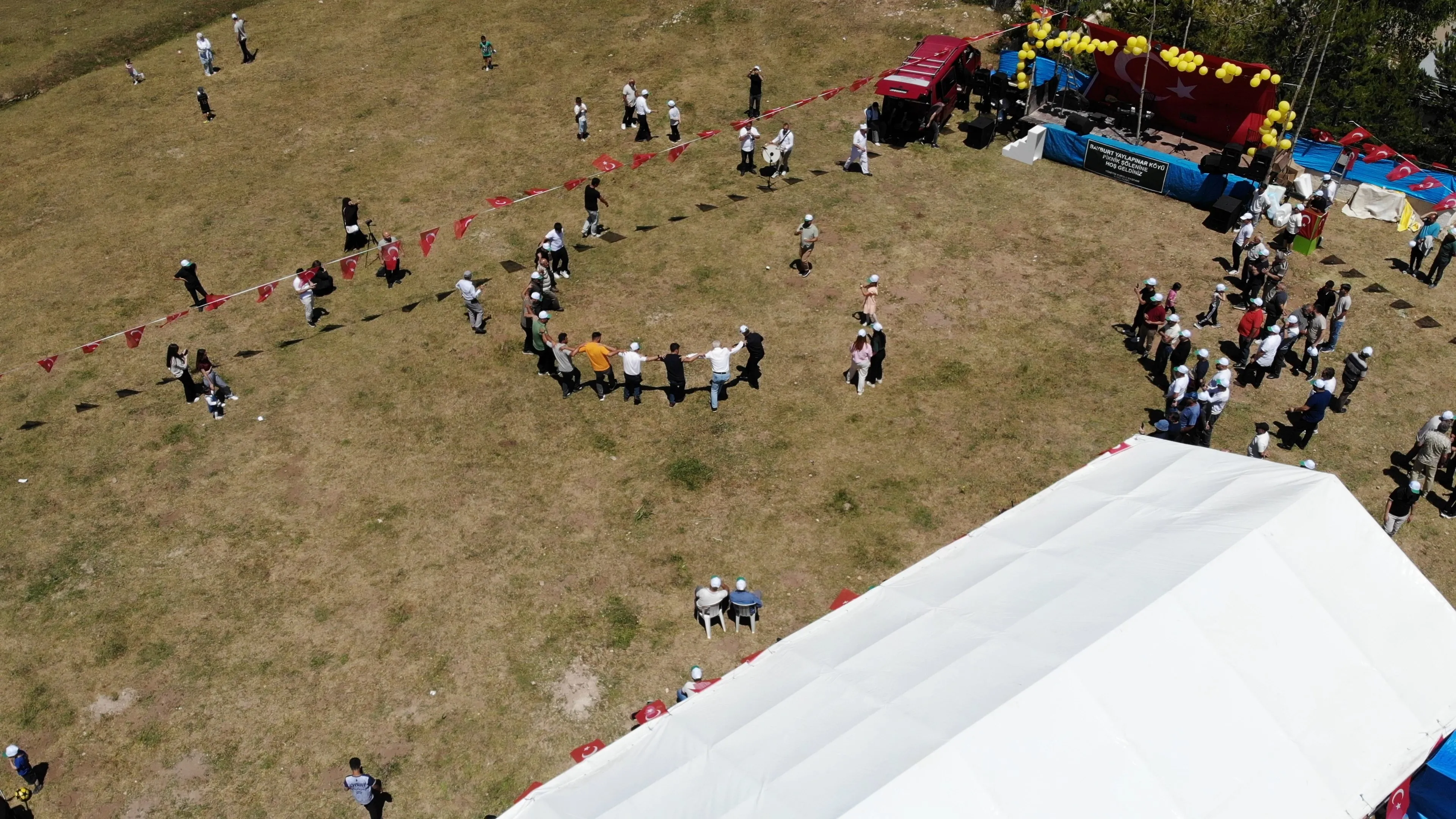 Bayburt'un 2 bin 114 rakımlı dağ köyünde ilk kez düzenlenen piknik şöleni renkli görüntülere sahne o