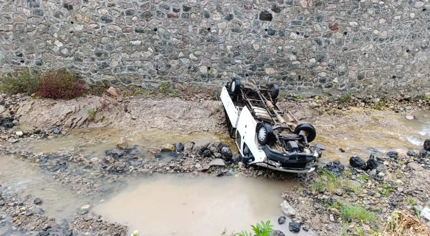 Dereye düşen kamyonet ters döndü; 2 yaralı