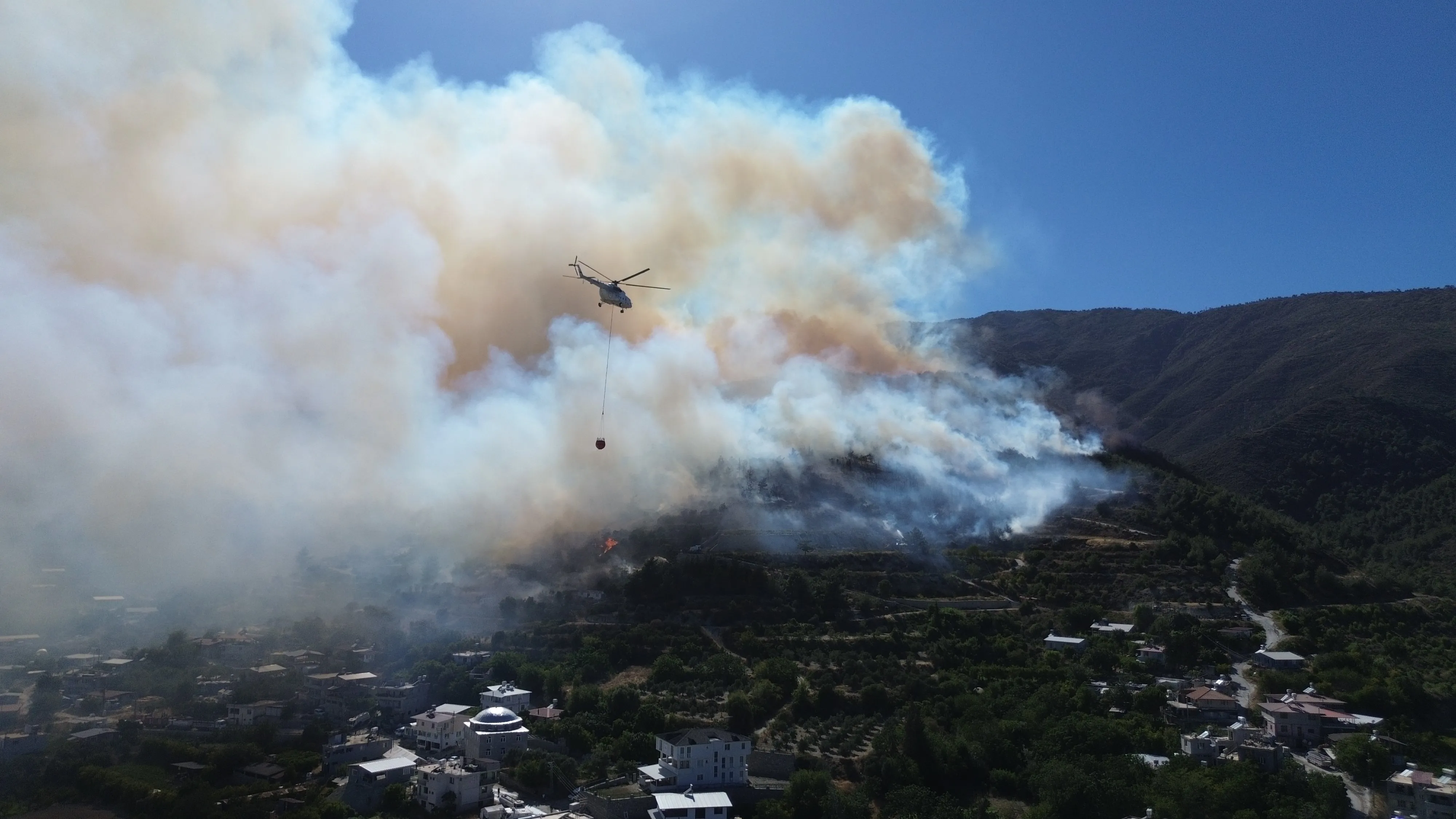 Hatay'daki orman yangınına havadan ve karadan müdahale dron ile görüntülendi