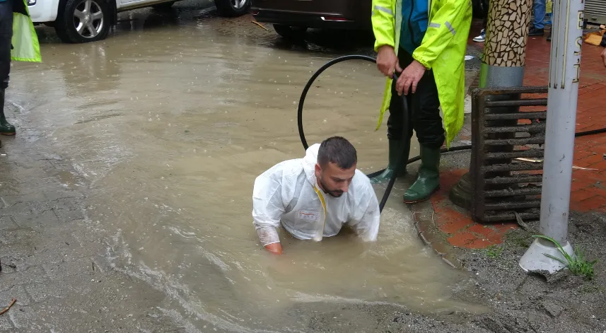 Trabzon'da sağanak yağış su taşkınlarına neden oldu