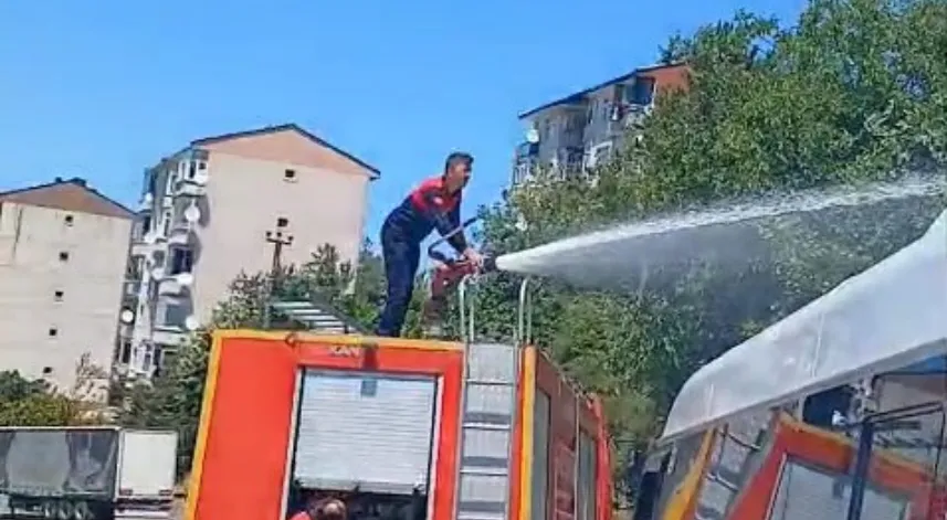 Elektrik telinde akıma kapılan karga, tarlada yangına neden oldu
