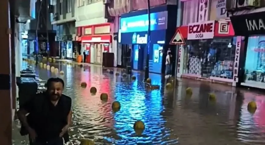 Fatsa’da sağanak, su baskınına neden oldu