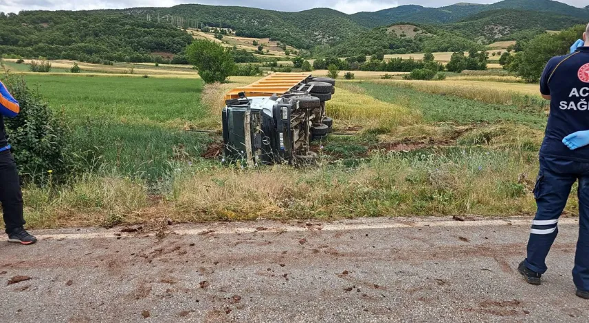 Şarampole devrilen kamyonun şoförü öldü