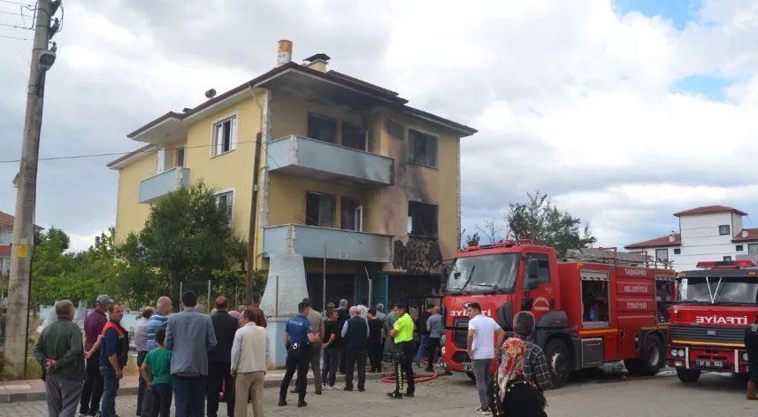 Televizyonun patlaması 3 katlı evi küle çevirdi