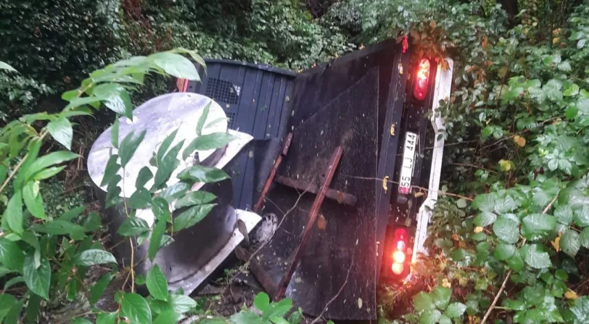 Kamyon şarampole yuvarlandı; 2 yaralı