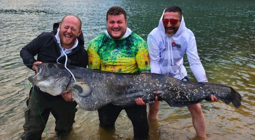 Baraj gölünde 100'er kilo ağırlığında 2 yayın balığı yakaladılar