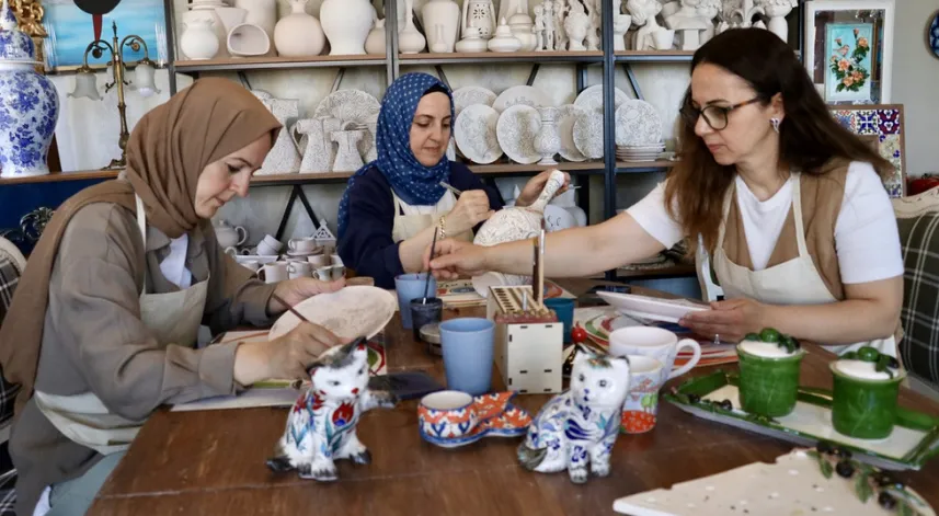 Üç kız kardeş hobi olarak başladıkları çiniciliği kazanca dönüştürdü