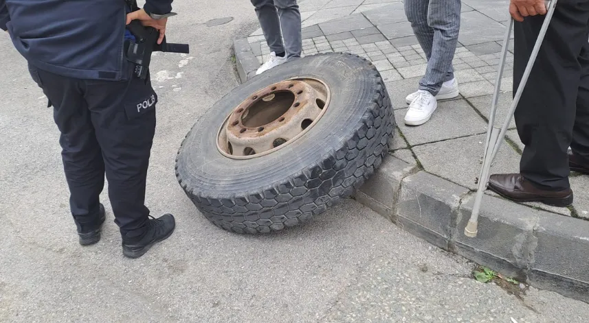 Tırdan fırlayan lastik az kalsın dehşet saçıyordu